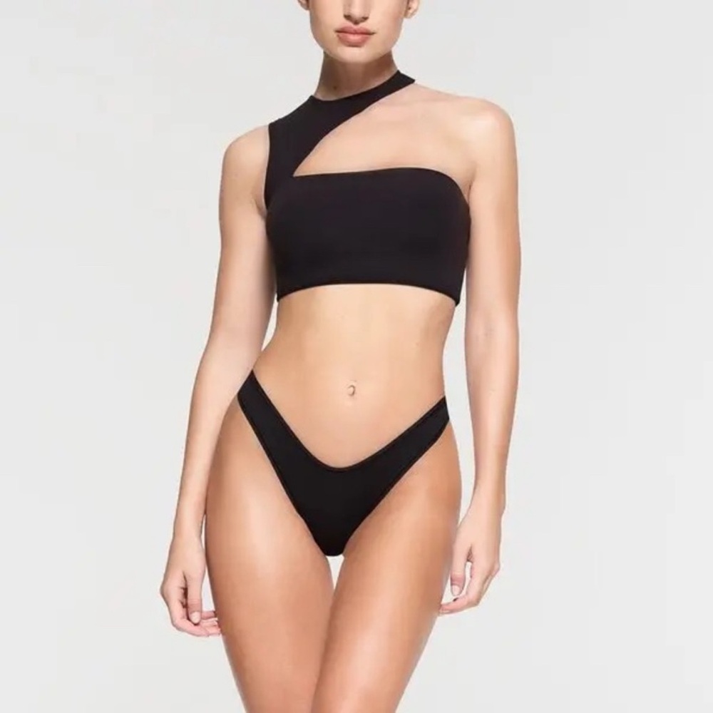 SKIMS Fits Everybody Cut Out Crop Top Black Large